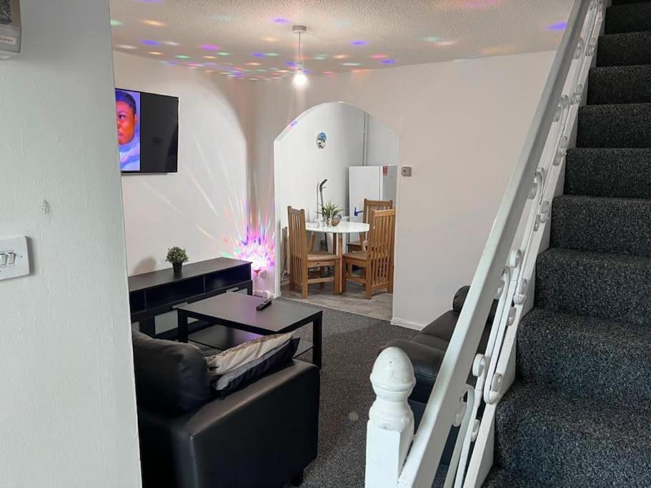 Adorable 2 Bed House Ideal For Family Of Four Villa Manchester Dış mekan fotoğraf