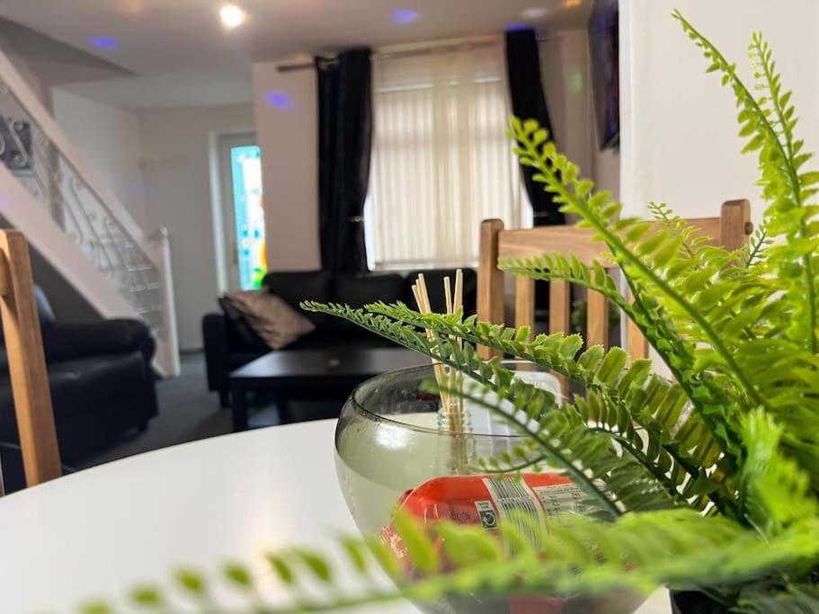 Adorable 2 Bed House Ideal For Family Of Four Villa Manchester Dış mekan fotoğraf